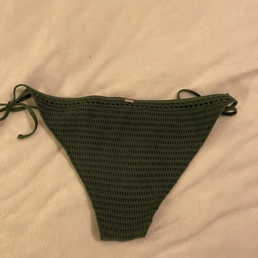 Dark green Hollister bikini bottoms. New… never worn. Size Large - Picture 3 of 4